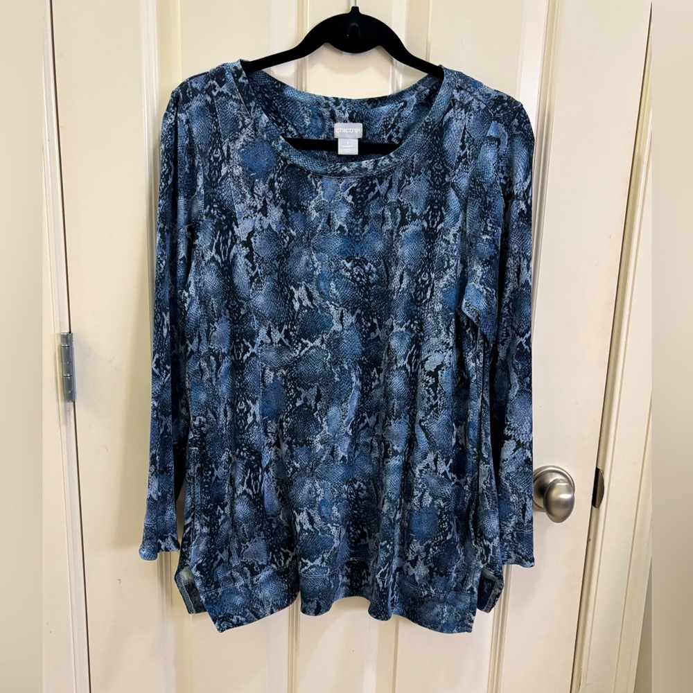Chico’s tunic top in snake print Blue/Black Has pockets Size-1 (S8-10)